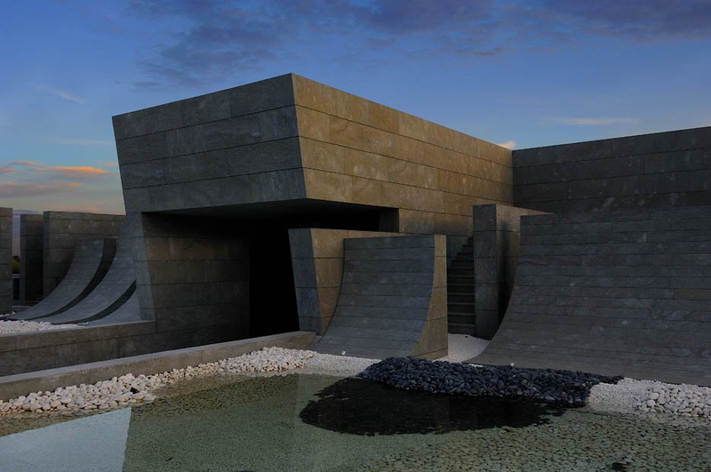 Illustration for article titled Otherworldly Spanish House is Half Skatepark, Half Moonbase